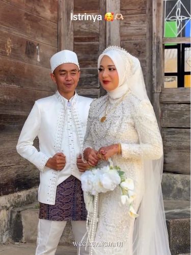Unggahan viral memperlihatkan perjuangan rombongan pengantin menembus jalan berlumpur. Rasa lelah terbayar saat sang pengantin pria bertemu pujaan hatinya.