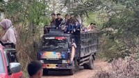 Viral Perjuangan Pengantin Pria Terjang Jalan Berlumpur Demi Menikahi Istri