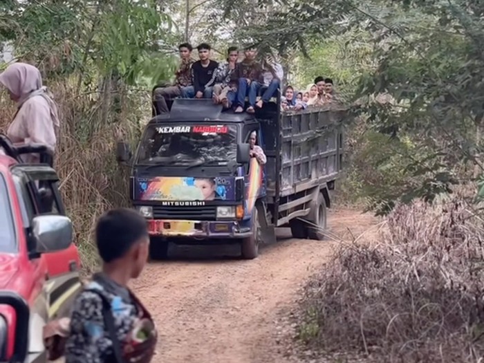 Unggahan viral memperlihatkan perjuangan rombongan pengantin menembus jalan berlumpur. Rasa lelah terbayar saat sang pengantin pria bertemu pujaan hatinya.