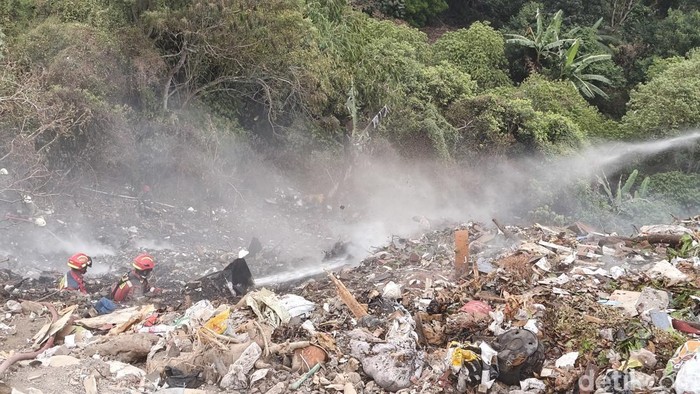Upaya pemadaman kebakaran lahan di Punclut, Kota Bandung