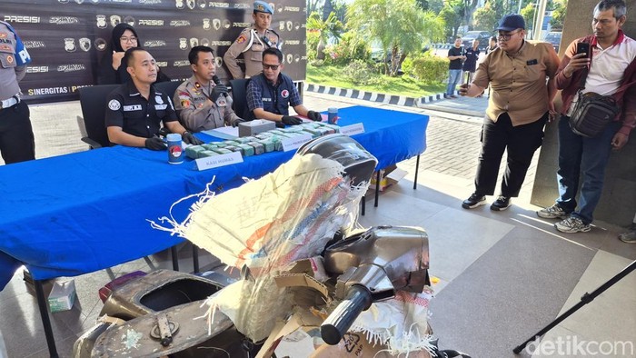Vespa berisi ganja di Gresik