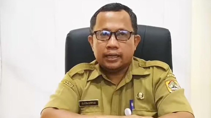 Kepala SMK Negeri Karangpucung, Gunarso saat menyampaikan klarifikasi melalui pesan video terhadap sejumlah persoalan di sekolahnya, Selasa (15/9/2026).