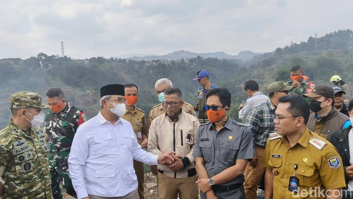 Wali Kota Bandung Muhammad Farhan saat meninjau lahan terbakar di Punclut.