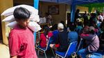 Warga Kartini Sawah Besar Terima Bantuan 30 Kg Beras