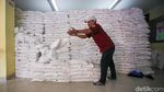 Warga Kartini Sawah Besar Terima Bantuan 30 Kg Beras