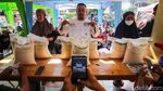 Warga Kartini Sawah Besar Terima Bantuan 30 Kg Beras