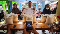 Hingga pekan kedua September 2026, Perum Bulog mencatat telah menyalurkan sekitar 552.000 ton beras kepada 33,4 juta penerima bantuan pangan di berbagai daerah di Indonesia. 