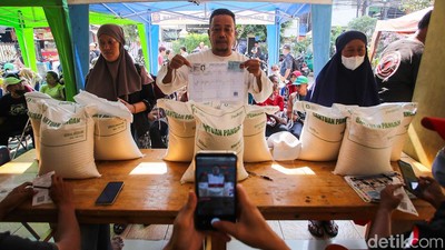 Warga Kartini Sawah Besar Terima Bantuan 30 Kg Beras