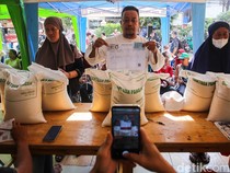 Warga Kartini Sawah Besar Terima Bantuan 30 Kg Beras
