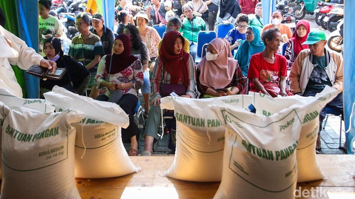 Sejumlah warga menerima bantuan pangan dari Perum Bulog di Kantor Kelurahan Kartini, Sawah Besar, Jakarta Pusat, Selasa (15/9/2026).