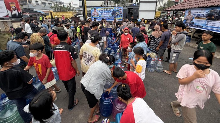 Warga mengantre pembagian air bersih gratis di Pontianak Utara