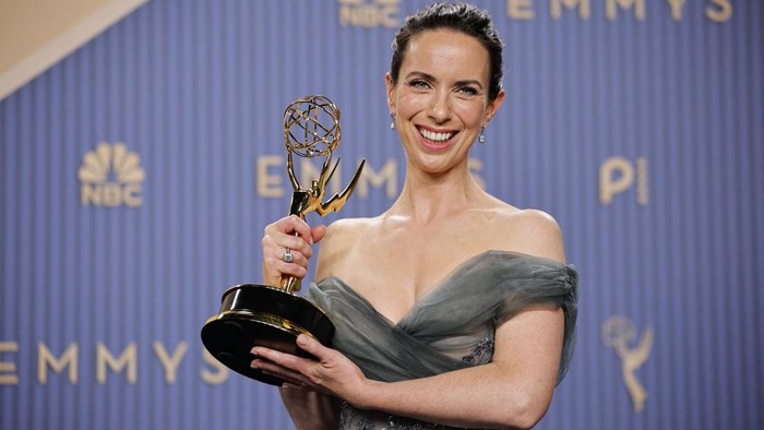 Kate O'Flynn poses with the award for Best Supporting Actress in a Comedy Series for 