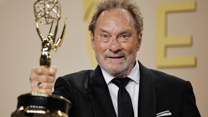 Stephen Root poses with the award for Outstanding Supporting Actor in a Comedy Series for 