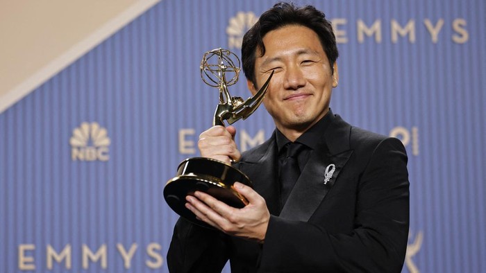 Hiro Murai poses with the award for Outstanding Directing for a Comedy Series for 
