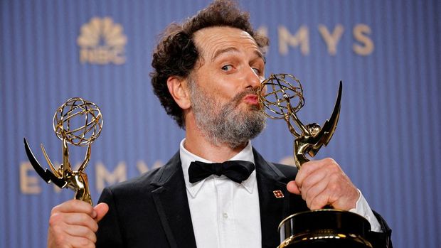Widow's Bay Sapu Bersih Emmy 2026, 14 Trofi Kategori Komedi Matthew Rhys poses with the Outstanding Lead Actor in a Comedy Series Award for