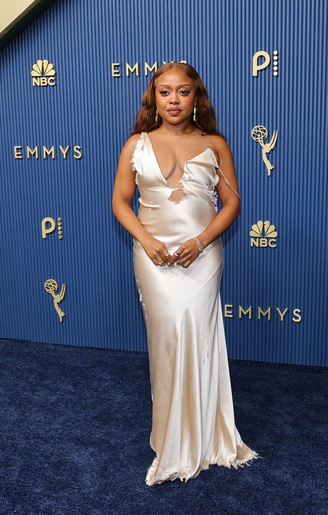 Aktris Quinta Brunson dari serial komedi Abbott Elementary memilih gaun satin warna cream dari Christian Cowan yang baru saja diperlihatkan di runway koleksi Spring/Summer 2027. Masalahnya, konstruksi bagian atas justru membuat gaun terlihat seperti belum selesai dikenakan. Terdapat detail ‘distress’ juga yang meninggalkan kesan lusuh. (Foto: REUTERS/DANIEL COLE)