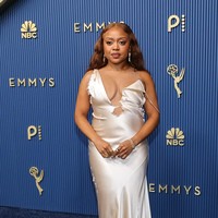 Aktris Quinta Brunson dari serial komedi Abbott Elementary memilih gaun satin warna cream dari Christian Cowan yang baru saja diperlihatkan di runway koleksi Spring/Summer 2027. Masalahnya, konstruksi bagian atas justru membuat gaun terlihat seperti belum selesai dikenakan. Terdapat detail ‘distress’ juga yang meninggalkan kesan lusuh. (Foto: REUTERS/DANIEL COLE)