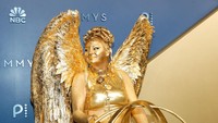 Foto: Worst Dressed Emmy Awards 2026, Bintang Hacks Cosplay Jadi Piala Emas
