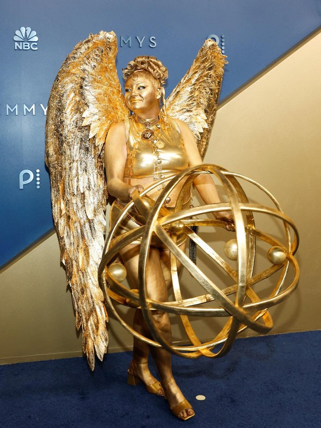 Foto: Worst Dressed Emmy Awards 2026, Bintang Hacks Cosplay Jadi Piala Emas
