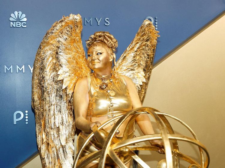 Foto: Worst Dressed Emmy Awards 2026, Bintang Hacks Cosplay Jadi Piala Emas