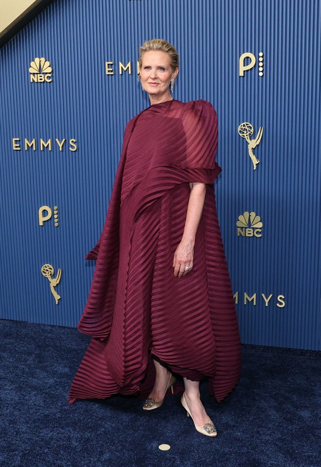 Aktris Cynthia Nixon berbalut gaun burgundy sculptural dari Issey Miyake dengan teknik pleating yang memukau. Namun, volume dan lipatan yang begitu nyata membuat keseluruhan siluet terlihat berat. Bintang ‘Gilded Age’ ini seperti tenggelang di dalamnya. (Foto: REUTERS/DANIEL COLE)