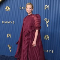 Aktris Cynthia Nixon berbalut gaun burgundy sculptural dari Issey Miyake dengan teknik pleating yang memukau. Namun, volume dan lipatan yang begitu nyata membuat keseluruhan siluet terlihat berat. Bintang ‘Gilded Age’ ini seperti tenggelang di dalamnya. (Foto: REUTERS/DANIEL COLE)