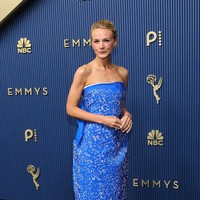 Carey Mulligan mengenakan gaun strapless biru-putih dari The Row dengan motif floral, siluet column, serta oversized bow dan panel satin panjang di bagian belakang. Sepintas, ia malah tampak seperti selimut berjalan akibat bagian-bagian yang tidak pas, seperti masih longgar karena kurang sesi fitting. (Foto: REUTERS/DANIEL COLE)