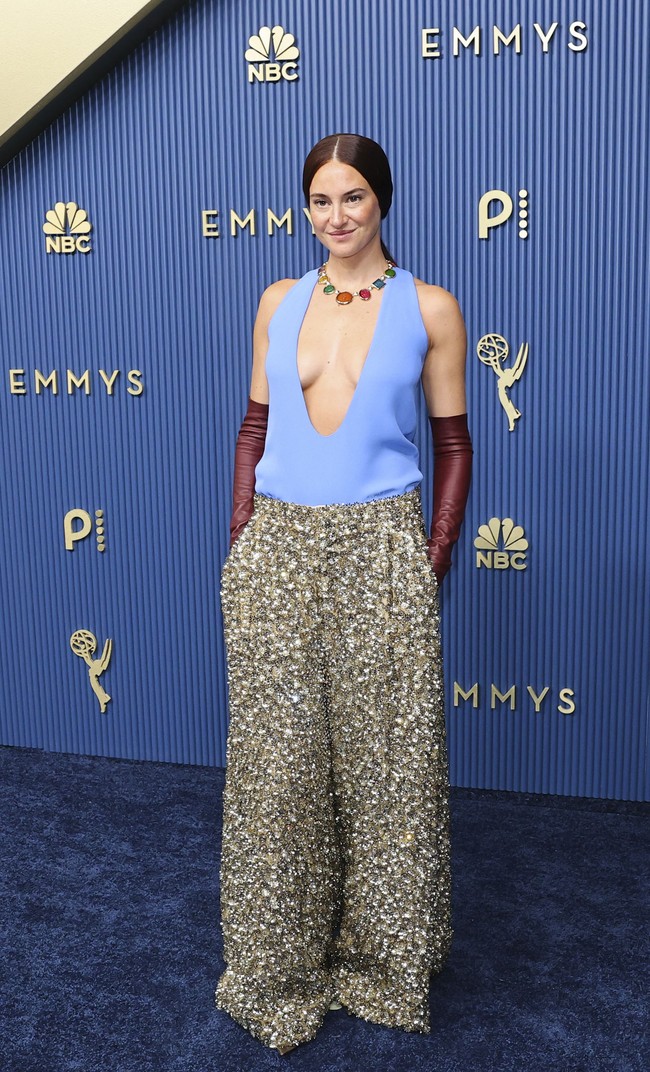 Shailene Woodley tampil dengan salah satu look paling berani malam itu. Bintang serial Paradise ini mengenakan busana couture Balenciaga karya Pierpaolo Piccioli berupa atasan halter biru-periwinkle dengan belahan dada sangat rendah, celana wide-leg penuh payet dan kristal emas, serta opera gloves burgundy. Namun, gayanya langsung mengundang cibiran karena dinilai seperti hendak mencuci piring. (Foto: REUTERS/DANIEL COLE)