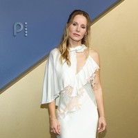 Kristen Bell sebenarnya tampil dalam busana yang cantik, tetapi untuk karpet merah Emmy, gaun Alberta Ferretti yang dikenakannya terasa kurang memberikan efek wow. (Foto: REUTERS/Caroline Brehman)