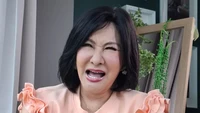 Tuhan masih baik karena kan kalau kita sakit tetap kita butuh uang kan. Aku dikasih kerjaan, aku dikasih dua film, terus aku juga masih bisa syuting web series di kondisi setelah kemo ketiga, ucap Yurike bersyukur. Foto: Instagram @yurikeprastika7