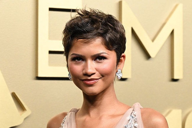 Penata gaya pribadinya, Law Roach, mengungkap bahwa potongan rambut Zendaya terinspirasi dari gaya rambut aktris Halle Berry. Rambut ditata acak namun tetap terlihat elegan. Foto: Variety via Getty Images/Gilbert Flores