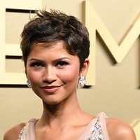 Penata gaya pribadinya, Law Roach, mengungkap bahwa potongan rambut Zendaya terinspirasi dari gaya rambut aktris Halle Berry. Rambut ditata acak namun tetap terlihat elegan. Foto: Variety via Getty Images/Gilbert Flores