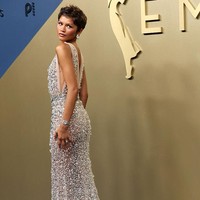 Untuk melengkapi penampilannya, Zendaya mengenakan perhiasan yang tak kalah mencuri perhatian. Ia memakai jam tangan Rolex bertabur berlian serta anting statement dengan detail mutiara dari Mikimoto. Foto: Getty Images/Monica Schipper
