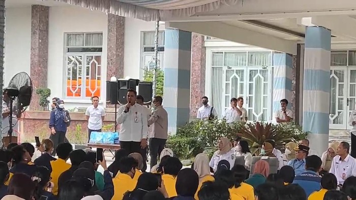 3.500 paket bantuan sembako dan vitamin dibagikan ke mahasiswa terdampak karhutla di Kalteng.