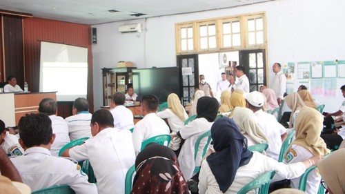 62 eks Kepala Sekolah Dompu bertemu dengan Disdikpora usai protes mutasi Rabu (16/9/2026). (Dok. Faruk/detikBali)