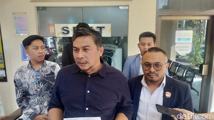 Abdul Qodir (kiri) bersama kuasa hukum melapor ke Polres Malang.