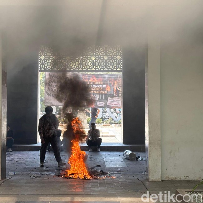 Aksi Bakar-bakar Warnai Demo Mahasiswa Tuntut Rektor UINSA Mundur