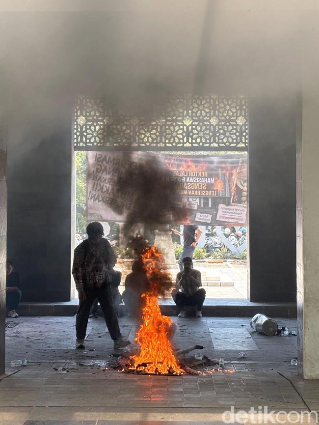 Aksi Bakar-bakar Warnai Demo Mahasiswa Tuntut Rektor UINSA Mundur