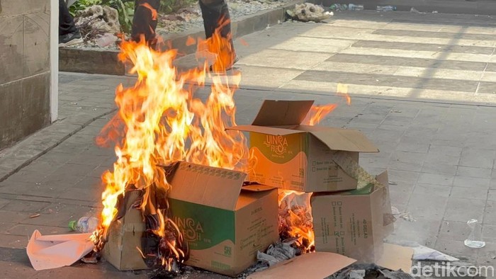 Aksi bakar-bakar warnai demo mahasiswa UINSA Surabaya di Gedung Rektorat