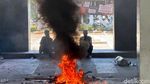 Aksi Bakar-bakar Warnai Demo Mahasiswa Tuntut Rektor UINSA Mundur
