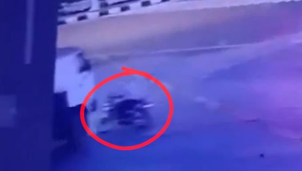 Aksi menerobos lampu merah seorang pemotor berinisial MJ Aksi menerobos lampu merah seorang pemotor berinisial MJ di Tanjung Priok berakhir nahas.