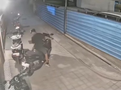Viral Pria Menyusup ke Rumah Warga Badung lalu Bawa Kabur Motor dari Garasi