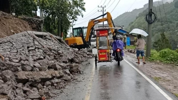 Alat berat membuka jalan tertimbun longsor di Aceh Tengah. (ANTARA/HO/Humas BPBA)