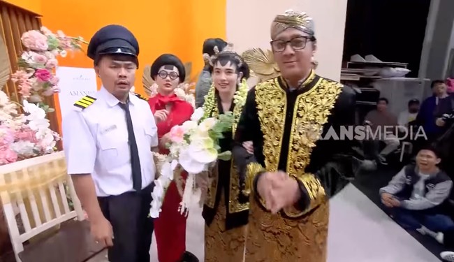 Momen pernikahan Amanda Rigby dan Andre Taulany terlihat saat keduanya mengisi program TV Sahur Lebih Segerr. Di acara tersebut keduanya tampil bak pengantin yang sedang menikah. Foto: YouTube/TransMedia