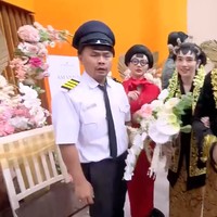 Momen pernikahan Amanda Rigby dan Andre Taulany terlihat saat keduanya mengisi program TV Sahur Lebih Segerr. Di acara tersebut keduanya tampil bak pengantin yang sedang menikah. Foto: YouTube/TransMedia