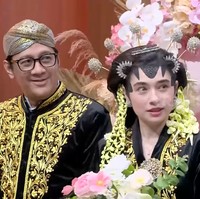Tampil serasi, Amanda dan Andre kenakan busana pengantin adat Jawa yang didominasi warna hitam dan emas. Foto: YouTube/TransMedia
