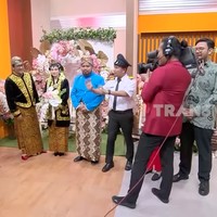 Andre tampil lengkap dengan blangkon, sementara Amanda kenakan sanggul dan paes. Keduanya juga tampak mengenakan kain batik lilit berwarna coklat dengan motif yang sama. Foto: YouTube/TransMedia
