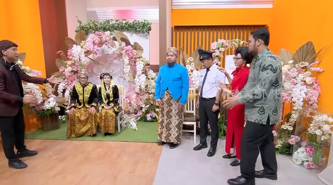 Totalitas, gaya Andre dan Amanda saat berperan sebagai pengantin curi atensi. Terlebih karena saat ini keduanya memang dikabarkan sudah mendaftarkan permohonan pernikahan ke KUA. Foto: YouTube/TransMedia