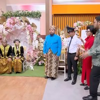 Totalitas, gaya Andre dan Amanda saat berperan sebagai pengantin curi atensi. Terlebih karena saat ini keduanya memang dikabarkan sudah mendaftarkan permohonan pernikahan ke KUA. Foto: YouTube/TransMedia