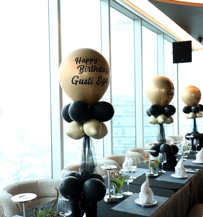 Ruangan tampak sudah dihiasi dengan balon-balon berwarna hitam dan emaas, lengkap dengan tulisan Happy Birthday Gusti Ega. Di keterangan unggahannya, Gusti Ega sendiri menulis, 9 September Sebuah kejutan yang manis, malam yang indah, dan kenangan yang tak akan terlupakan. Terima kasih untuk semua perhatian, usaha, dan kasih sayang yang membuat hari spesial ini terasa begitu berarti. Bahagia, bersyukur, dan penuh cinta. Foto: Instagram/@gustiega